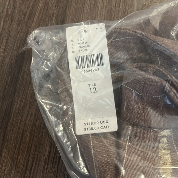 NWT! By Anthropologie Taupe Pleated Trouser Shorts - Size 12 🟢 - Picture 8 of 9